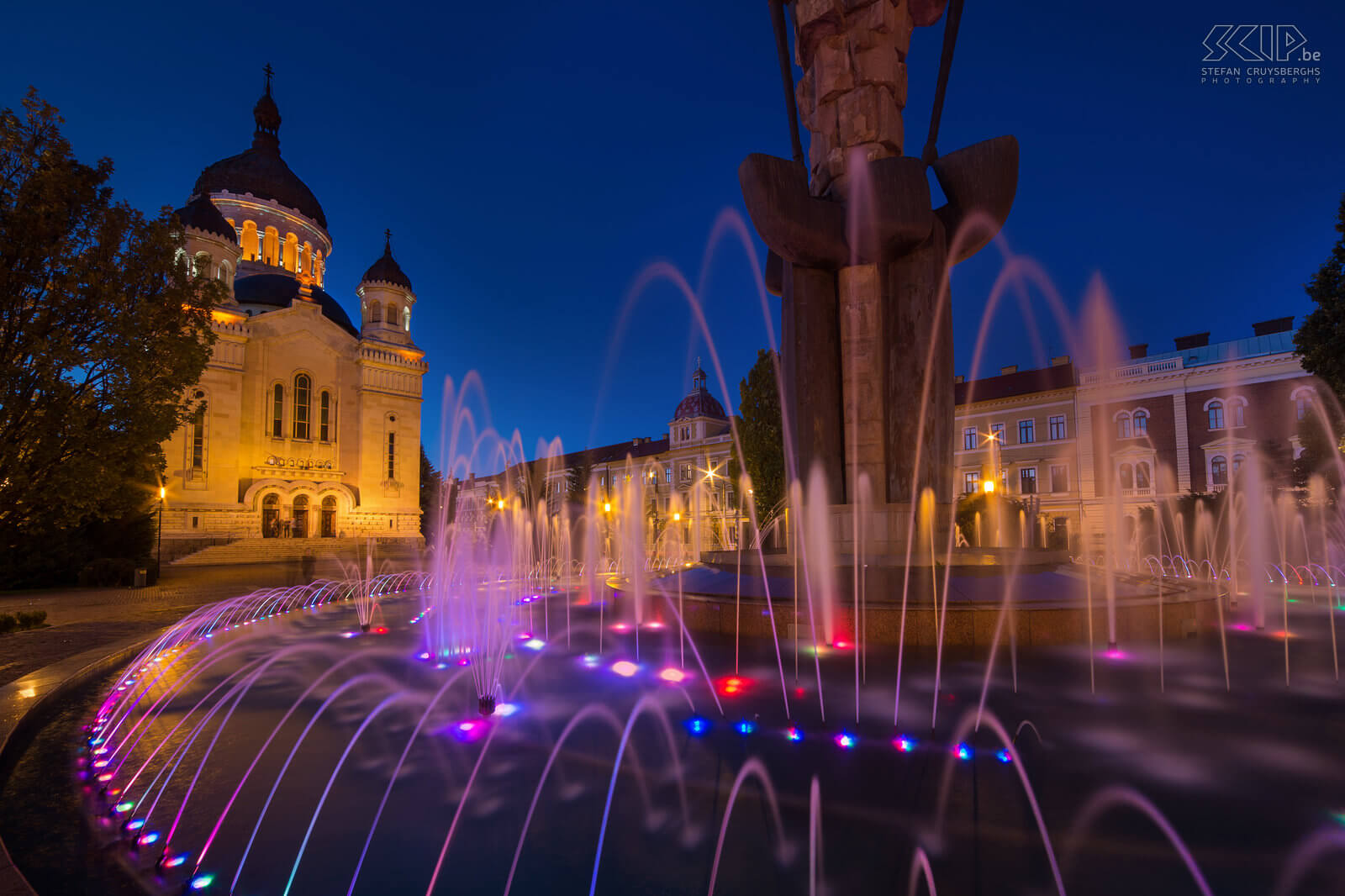 Cluj-Napoca De fontein op het Avram Iancu-plein met aan de ene kant de orthodoxe kerk en aan de andere kant het nationaal theater en de opera.<br />
 Stefan Cruysberghs